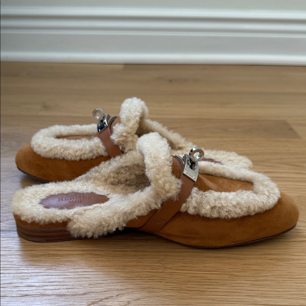 Hermès Cream Suede Shearling Slippers - Picture 5 of 13